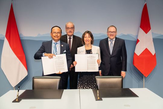 Indonesischer Botschafter in der Schweiz, S. E. Ngurah Swajaya, Bundespräsident Guy Parmelin, Botschafterin und Leiterin Bilaterale Wirtschaftsbeziehungen beim SECO, I. E. Andrea Rauber Saxer, und Swissmem-Präsident Martin Hirzel (v. l. n. r.).(Bild:  Swissmem)
