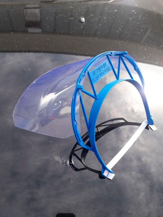 Die Faceshields des Medizintechnik-Unternehmen Bluewater Medical bestehen aus per Spritzgussverfahren hergestellten Haltern und einfach montierbaren Folienschilden. Die Faceshields des Medizintechnik-Unternehmen Bluewater Medical bestehen aus per Spritzgussverfahren hergestellten Haltern und einfach montierbaren Folienschilden.