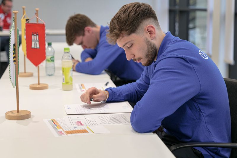 Vor jeder Aufgabe konnten sich die Teilnehmer 20 Minuten lang auf das jeweilige Thema vorbereiten. Hier sitzt Florian Richter aus Sachsen bei der Vorbereitung. (Bild: Schmidt - VCG)