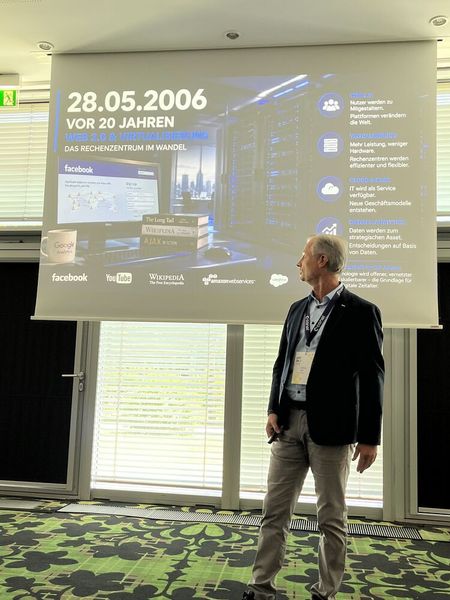 Andreas Noe (Conet) bei seinem Vortrag zur Prozessmodernisierung im Auswärtigen Amt  mit Pega (Bild: Vogel IT-Medien)