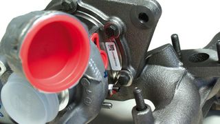 Als Codeträger für die Rumpfgruppe, den ersten komplexen Produktionszustand des Turboladers, hat man sich bei Borg Warner für ein Klebeetikett mit aufgedrucktem 2D-Matrix-Code entschieden. (Archiv: Vogel Business Media)