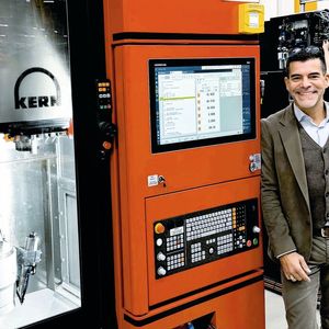 Juan J. Castro Alonso, président et administrateur de Borotec SA, avec la dernière acquisition de l’entreprise, un centre d’usinage 5 axes de très haute précision.(Source :  Borotec)