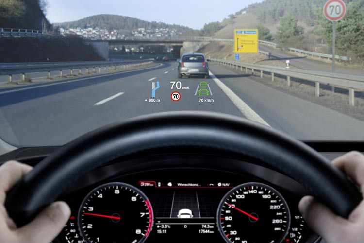 Der aktuelle Entwicklungsstand: Ein Head-up-Display unterstützt das Kombiinstrument: Dder Fahrer muss seinen Blick nicht mehr von der Straße wenden, um die wichtigsten Fahr-Informationen aufzunehmen. ( Continentel)