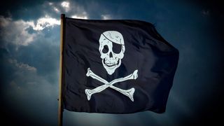 Eine Sonnenbrille für die Tage am Strand, ein Trikot vom Lieblingsfußballer oder die lang ersehnte Markenuhr – und alles so günstig: Die vermeintlichen Urlaubsschnäppchen sind häufig Produktfälschungen.  (Bild: frei lizenziert)