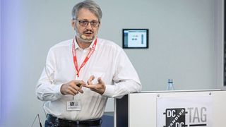 Viele interessante Vorträge auf dem DC/DC-Wandlertag 2022: Steve Roberts von Recom etwa 
spricht über den Entwurf einer Plattformlösung für Hochleistungs-DC/DC-Wandler. (Bild: Stefan Bausewein)