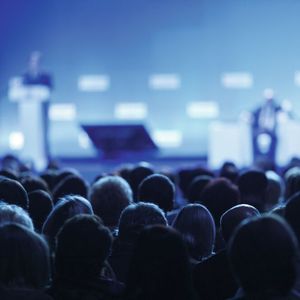 Augen zu und durch. Klingt sehr simpel – ist es aber nicht! Sich zu überwinden, vor einer Gruppe laut loszureden, kann schnell zu einer Hürde werden. Doch genau hier heißt es „Augen zu und durch“, auch wenn es unangenehm ist. Je öfter Sie das Gefühl erleben, vor einem „Publikum“ zu stehen, desto mehr gewöhnen Sie sich daran. (Bild:  © Gennady Danilkin - stock.adobe.com)