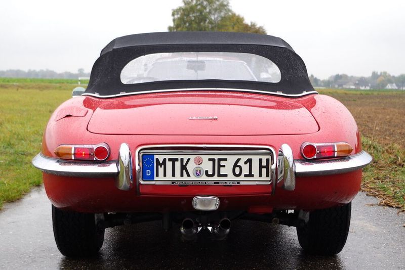 Rund 25.000 D-Mark kostete einst ein Jaguar E-Type Roadster. (SP-X/Patrick Broich)