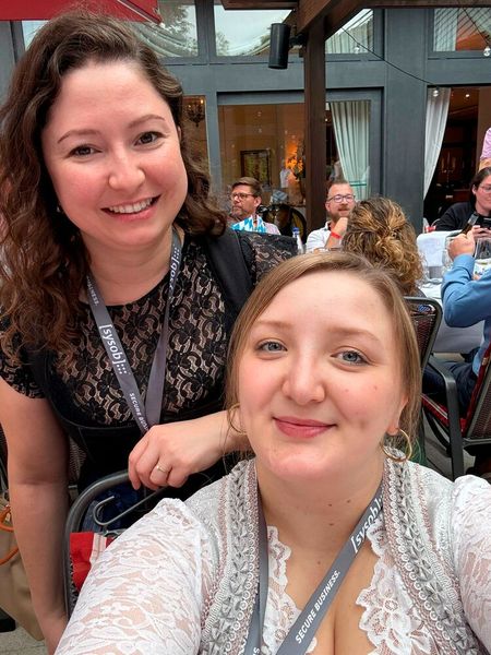 Und schon treffen Bekannte aufeinander: Mihriban Dincel (l., IT-BUSINESS) mit Isabel Kofler (Swissbit)  (Bild: Vogel IT-Medien)