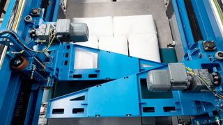 Der neu gestaltete Palettierer Paletpac berücksichtigt die Produkteigenschaften einzelner Packgüter. Auch auf die Wünsche der Kunden hinsichtlich der Packmuster und Palettenmaße wird Rücksicht genommen. (Bild: Beumer Group)