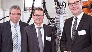 Die Führungsmannschaft der SCA Schucker GmbH & Co. KG rechnet mit Wachstum: Berthold Peters, Olaf Leonhardt und Dr. Nils Kohlhase (v.l.). (Bild: Kroh)