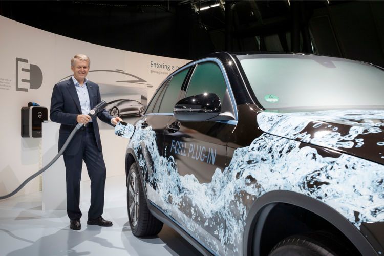 Doch nicht nur die Brennstoffzellentechnik sondern auch die breite Elektrifizierung der Flotte besipielsweise über Plug-in-Hybride und die weitere Optimierung der reinen E-Fahrzeuge bis zu einer Reichweite von 500 Kilometern stehen im Lastenheft, das Entwicklungsvorstand Thomas Weber beim TecDay „Road to the Future – Drive Train“ vorstellte. (Daimler)