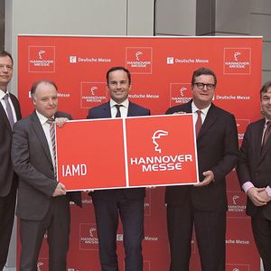 Die neue Leitmesse IAMD wurde mit Unterstützung des Ausstellerbeirats von MDA und IA sowie der Verbände ZVEI und VDMA zur Realität (v.l.): Gunther Koschnick (ZVEI), Dr. Gunther Kegel (IA), Dr. Jochen Köckler (Hannover Messe), Christian H. Kienzle (MDA) und Hartmut Rauen (VDMA).