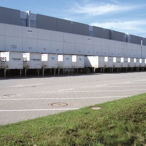 Im Logistikzentrum Ohrdruf werden die Artikel nach dem Sortieren im Warenausgang in Wechselaufbauten verladen.  Bild: Hermes