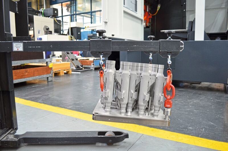 Die Titanplatten mitsamt der darauf befindlicheh, additiv gefertigten Wellen werden mithilfe eines elektrischen Hubwagens zur Kasto-Säge transportiert…

 (Kasto)