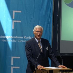 Dr. Peter Fritz, Mitglied des Vorstandes des Forschungszentrum Karlsruhe: „Wir erzeugen hier Designer Fuels, die allen Ansprüchen der Automobilindustrie gerecht werden.“