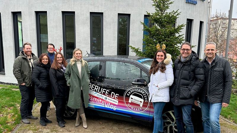 Das Team des Landesverbandes Hessen des Kfz-Gewerbes setzt ein Zeichen der Zuversicht. Geschmückt wird das Verbandshaus im Zentrum Wiesbadens wie jedes Jahr mit einem Weihnachtsbaum aus der Region – und auch das Schulungsfahrzeug wurde mit einer Lichterkette dekoriert. Diese leuchtet gemäß der Energieeinsparverordnung von 7 bis 22 Uhr.  (Bild: Kfz--Gewerbe Hessen)