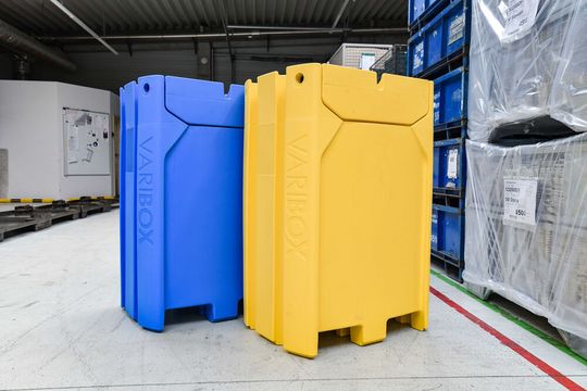 Inconfundible: una separación visual entre los productos frescos (azul) y los productos de segunda mano (amarillo).(Imagen: Richard Geiss, S.L.)