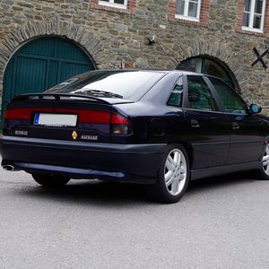 Erkennbar ist der Biturbo vor allem an dem markanten Auspuff-Endrohr sowie an leicht modifizierten Schürzen. Ein Kassenschlager war er nicht, dafür ein technologisch anspruchsvoller Imageträger.(Foto:  Patrick Broich/SP-X)