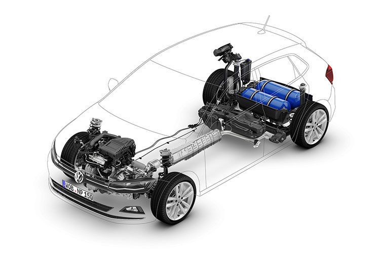 Die 11,3 Kilogramm CNG-Vorrat (platzsparend im Kofferraumboden untergebracht) reichen für 365 Kilometer Fahrt.  (VW)