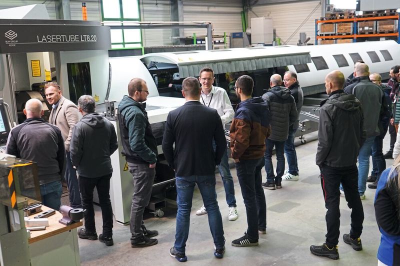 Direkt am Rohrlaser LT8.20 fand ein intensiver Erfahrungsaustausch statt.(Bild:  BLM)