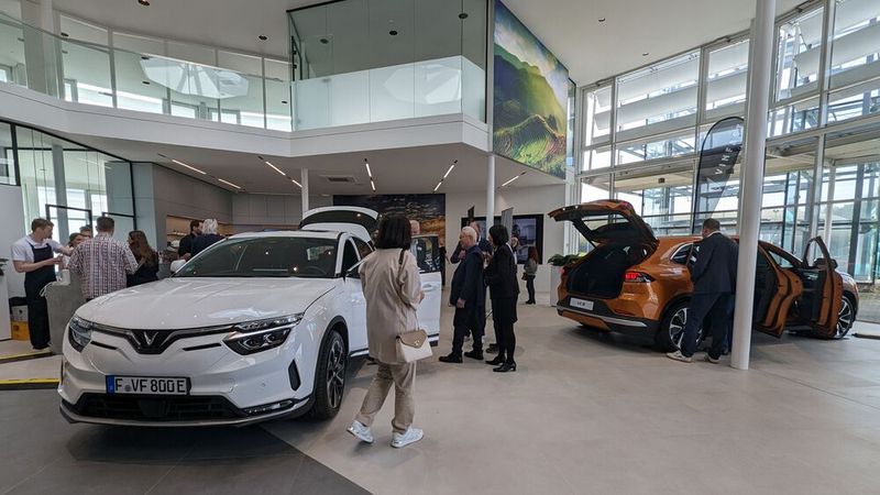 Noch hat Vinfast nur zwei Modelle zu zeigen, im Laufe des Jahres sollen es ingesamt vier werden. Am luftigen Charakter des Showrooms soll sich aber nichts ändern. (Bild: Faruk Emekci)