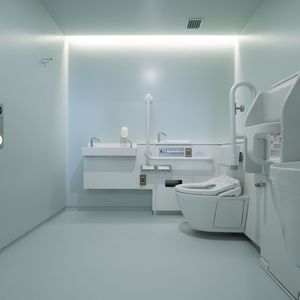 Die barrierefreien Kabinen werden über automatische Schiebetüren betreten. Alle Toiletten der Sanitäranlage sind mit Washlets von TOTO ausgestattet. Zudem gibt es kompakte, von TOTO entwickelte barrierefreie Toilettenpakete, die allen Menschen mit Rollstuhl oder mit einem Stoma den Zugang erleichtern. (Standort: Urasando/Designer: Marc Newson).(Bild:  The Nippon Foundation / TOTO Ltd.)