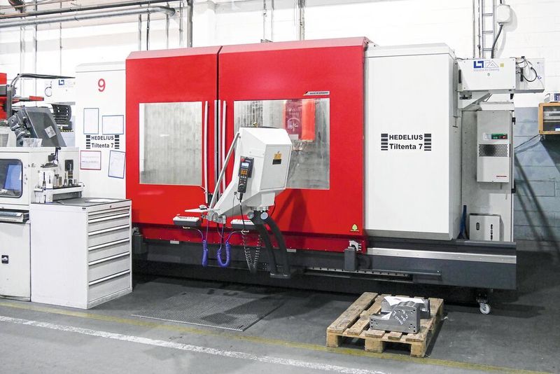 In die Produktion von SD Automotive voll integriert ist die Tiltenta 7-2600. Kleine Distanzstücke genauso wie grosse Bauteile bis 1400 mm und 300 kg werden bearbeitet. (Hedelius)