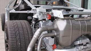 Lamborghini-Redner Luciano De Oto brachte ein anschauliches Exponat zum Thema Hybridbau aus Aluminium und CFK mit auf die 4. Fachtagung Carbon Composites nach Augsburg. Bitte weiter klicken, um durch die Galeriebilder einen umfassenden Event-Überblick zu bekommen...seien Sie beim nächsten Mal einfach dabei! (Bild: Königsreuther)