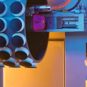 Trommelmagazin und vertikale Schwenkachse der Beladungseinrichtung der Duo-Flex-Maschine. 