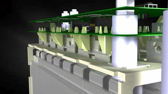 (Für eine gute und besonders sichere Handhabbarkeit ist die Batterie in zwölf Module unterteilt. Die einzelnen Zellen sind mit sogenannten Busbars in Reihe verbunden. Bildquelle: Tox Pressotechnik GmbH & Co. KG)