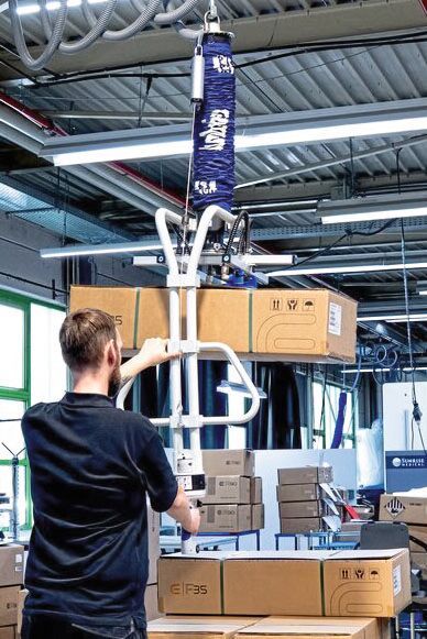 Der Schlauchheber unterstützt Fachkräfte beim ergonomischen Kommissionieren von Paketen und beim Bestücken von Paletten. (Bild: Schmalz)
