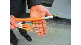 Mehraderleitung (oben) oder Einzeladern (unten)? Für EMAG gibt es gute Gründe, auf Einzeladern zu setzen.  (Igus)