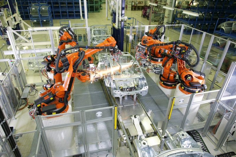 Für das Punktschweißen realisiert Kuka Systems komplette Fertigungslinien als auch Lösungen auf Zellenbasis. (Bild: Kuka)