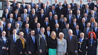 Die Teilnehmenden des Internationalen Management  Meetings (IMM) von Harting vor dem Hauptgebäude im Werk 1 in Espelkamp. (Harting)