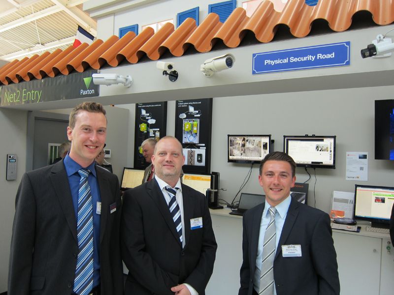 Christian Sommer (m.), Digital Data, mit seinen Ingram-Micro-PMs Christian Zens und Maximilian Busse (r.) (IT-BUSINESS)