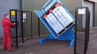 Mit dem Palettenwender „Payne“ lassen sich Waren schnell und einfach umschichten. (Bartels)