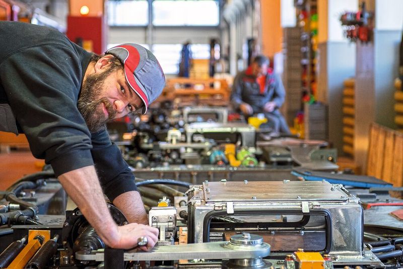 Die Arbeit an den elektromechanischen Komponenten ist äusserst anspruchsvoll und fordert ein komplexes Fachwissen beim gesamten Team. (Bild: Thomas Entzeroth)