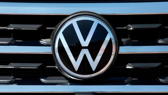 Frontal erwischt! Der VW-Belegschaft stehen die Haare zu Berge, weil der Konzern jetzt die Sparmaßnahmen noch weiter verschärft. Dazu gehörten etwa die Aufkündigung der Beschäftigungssicherung und Werksschließungen, wie die dpa erfahren hat. Es regt sich Widerstand.(Bild:  Volkswagen)