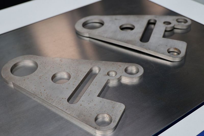 Im Bereich Richten zeigt Arku sein gesamtes Spektrum an Präzisionsrichtmaschinen, von der kompakten EcoMaste® für kleinere Bauteile bis zum leistungsstarken FlatMaster, der bis zu 60 mm dicke Brennteile zuverlässig bearbeiten kann. (Bild: Maschinenmarkt/rw)