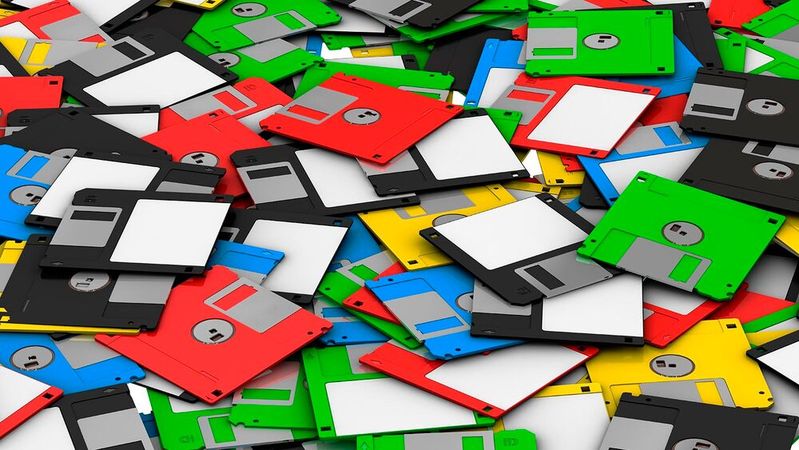 Das Diskettenwerk schätzt, dass in deutschen Haushalten, Büros und Archiven noch immer mehrere Millionen Disketten lagern.(Bild:  © rcx – stock.adobe.com)