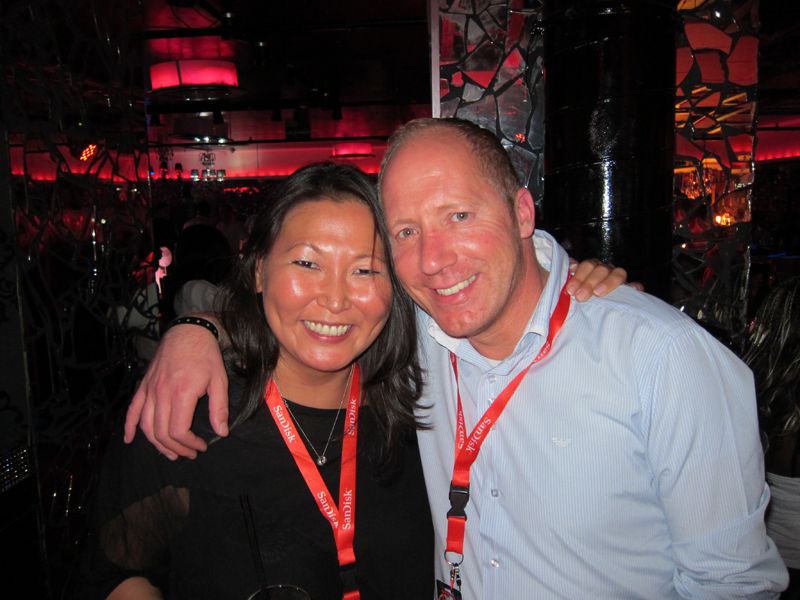 Die Organisatorin des Abends Miriam Franke mit Sascha Böhmer, SanDisk (Bild: IT-BUSINESS)