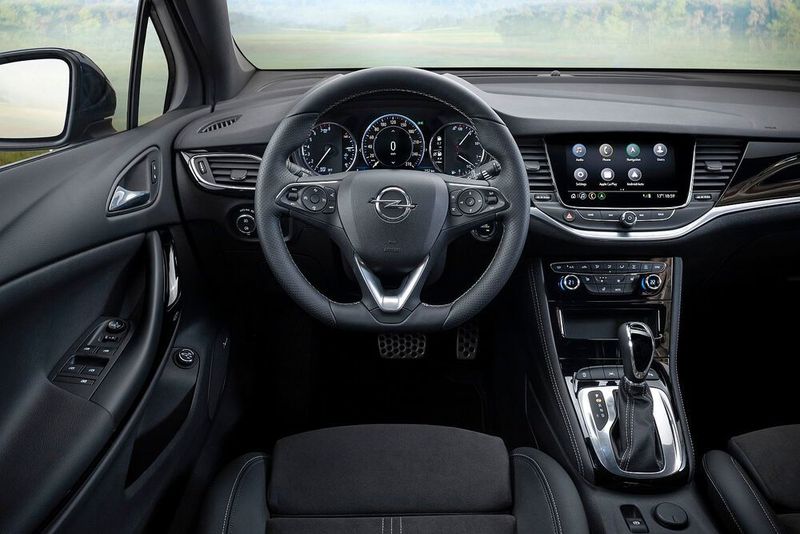 Im Armaturenbrett hält ein auf einen Bildschirm eingespielter Tachometer Einzug. (Opel)