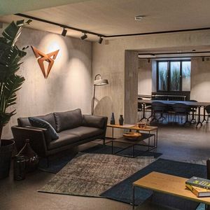 Im Inneren verschmelzen Cupra-Designelemente mit den ursprünglichen architektonischen Akzenten und Materialien des Gebäudes.(Bild:  Seat)