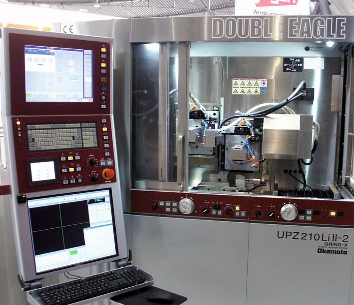 Für hochgenaue Profilschleifaufgaben etwa im Fahrzeug- und Formenbau sowie der Medizin-,  Pharma- und Elektronikindustrie,  entwickelte Okamoto die Ultra-Präzisions-Mikro-Profilschleifmaschine UPZ 210 Li II. (Bild: Okamoto)
