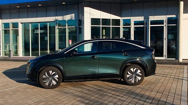 1. Die Abmessungen: Der Nissan Ariya ist knapp 4,6 Meter lang. Damit reiht er sich zwischen dem 4,4 Meter lagen Nissan Qashqai und dem knapp 4,7 Meter langen Nissan X-Trail ein. Im Vergleich zu letzterem Modell kostet der Ariya rund 8.000 Euro mehr. (Bild: Mauritz – VCG)