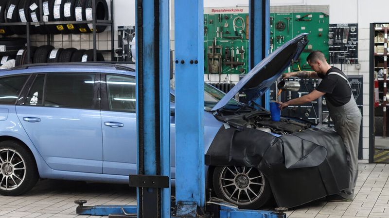 Trotz E-Mobilität und elektronischer Helferlein: Im Autopunkt Falkensee wird auch noch Öl nachgefüllt. (Bild: Schreiner/»kfz-betrieb«)