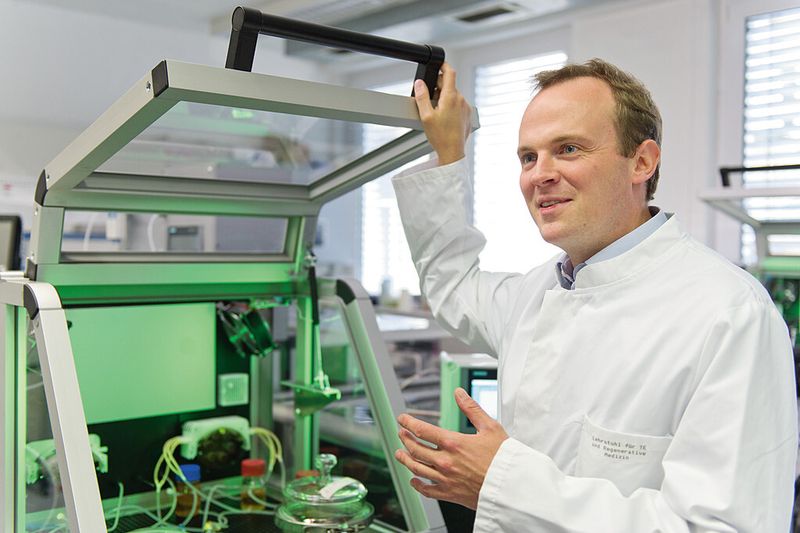 „Wir erforschen, wie sich vaskularisiertes menschliches Gewebe in automatisierten Prozessen möglichst wirtschaftlich herstellen lässt“, Dr.-Ing. Jan Hansmann, Leiter der Nachwuchsgruppe Electronic-Tissue Interfaces am Lehrstuhl für Tissue Engineering und Regenerative Medizin der Universität Würzburg. (Bild: Siemens)