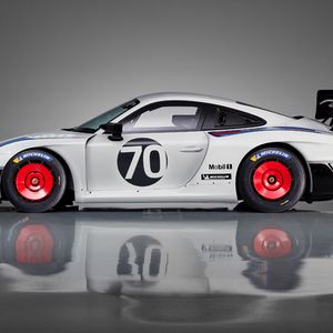 Es soll ein „Geburtstagsgeschenk von Porsche Motorsport an die Fans in aller Welt“ sein.(Bild:  Porsche)
