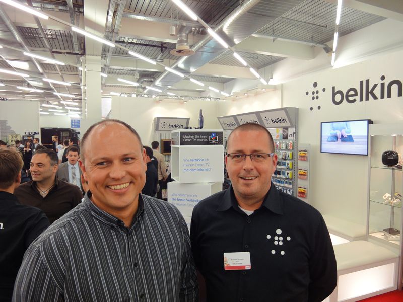 (v.l.) Marco Peters und Karsten Kunert, Belkin, schauen sich alles aus der Ferne an. (Archiv: Vogel Business Media)