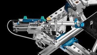 Nachführeinheit im Greifer zur Handhabung erwärmter undbiegeschlaffer FVK Materialien (hier Organoblech mit Carbonfasern) (Bild: ASS)